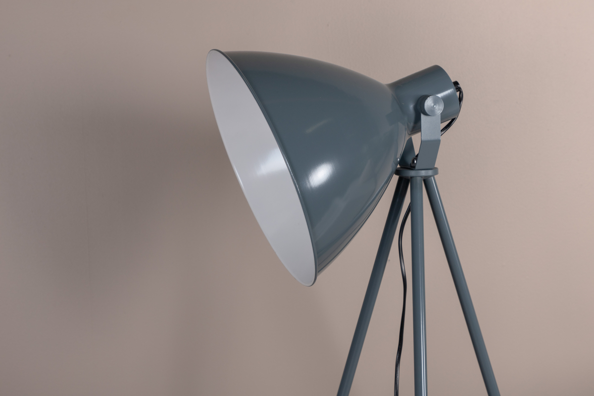 Tiv Blå gulvlampe Fra Venture Design - Tiv gulvlampen bliver et massivt lyspunkt i hjemmet p&aring; tre ben og med en stor, drejelig sk&aelig;rm.