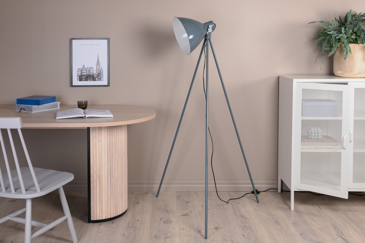 Tiv Blå gulvlampe Fra Venture Design - Tiv gulvlampen bliver et massivt lyspunkt i hjemmet p&aring; tre ben og med en stor, drejelig sk&aelig;rm.