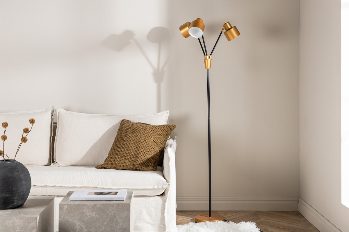 Vifta 3 Sort gulvlampe Fra Venture Design - Gulvlampe i sort og messing med tre sk&aelig;rme, der kan justeres efter behov.