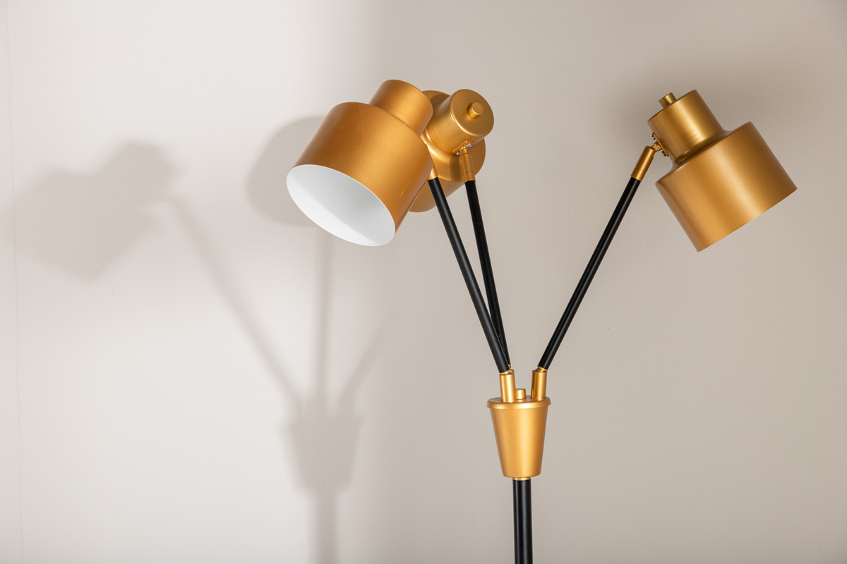 Vifta 3 Sort gulvlampe Fra Venture Design - Gulvlampe i sort og messing med tre sk&aelig;rme, der kan justeres efter behov.