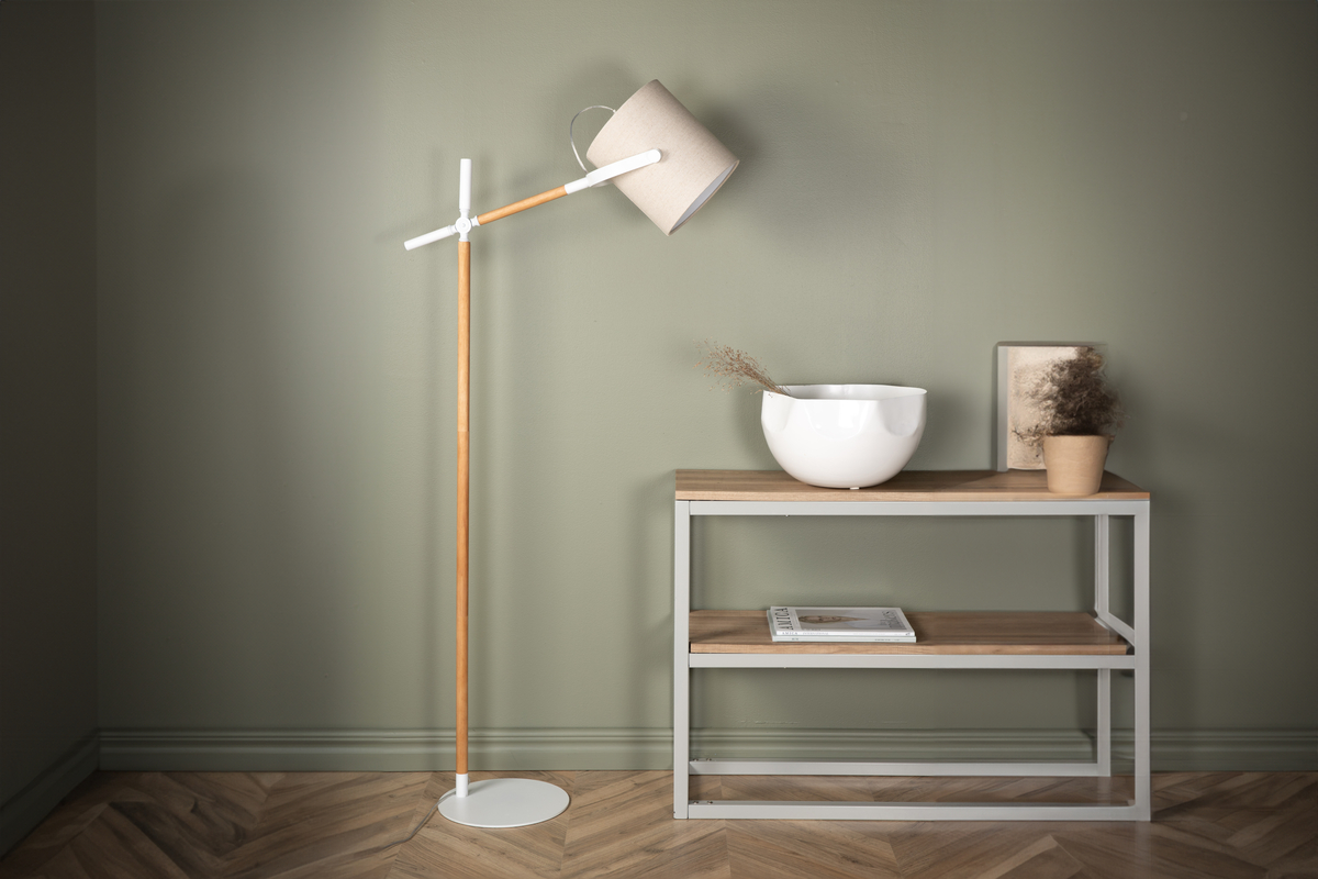 Dennis Hvid/træ gulvlampe Fra Venture Design - 