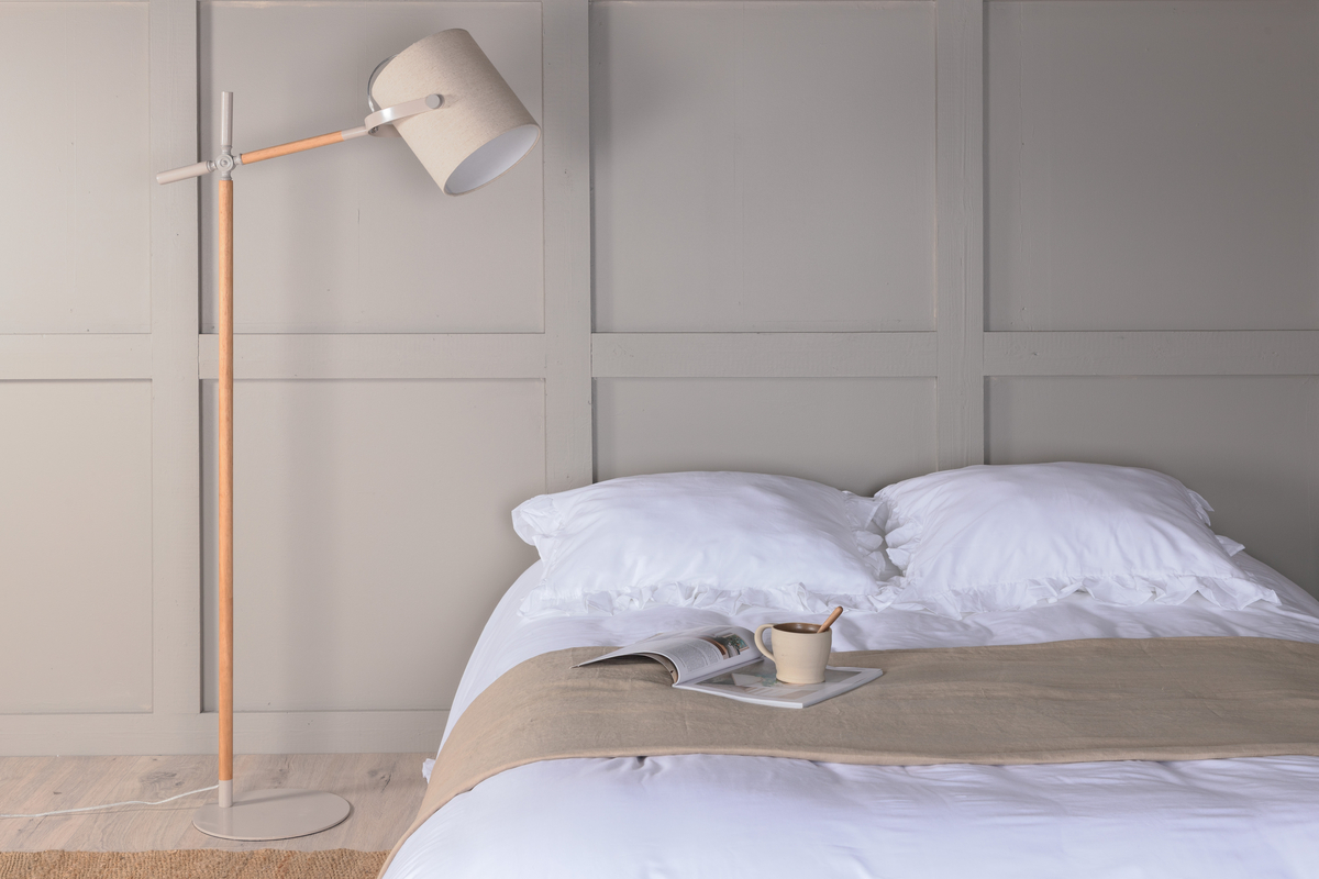 Dennis Beige/træ gulvlampe Fra Venture Design - Dennis er en moderne gulvlampe med justerbar skaft og en beige linnedsk&aelig;rm, der giver et bl&oslash;dt og behageligt sk&aelig;r.