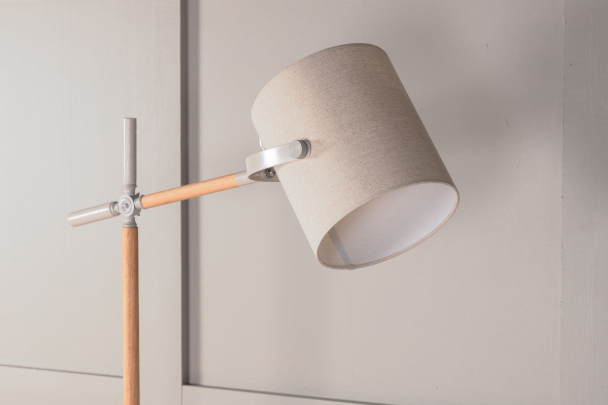 Dennis Beige/træ gulvlampe Fra Venture Design - Dennis er en moderne gulvlampe med justerbar skaft og en beige linnedsk&aelig;rm, der giver et bl&oslash;dt og behageligt sk&aelig;r.