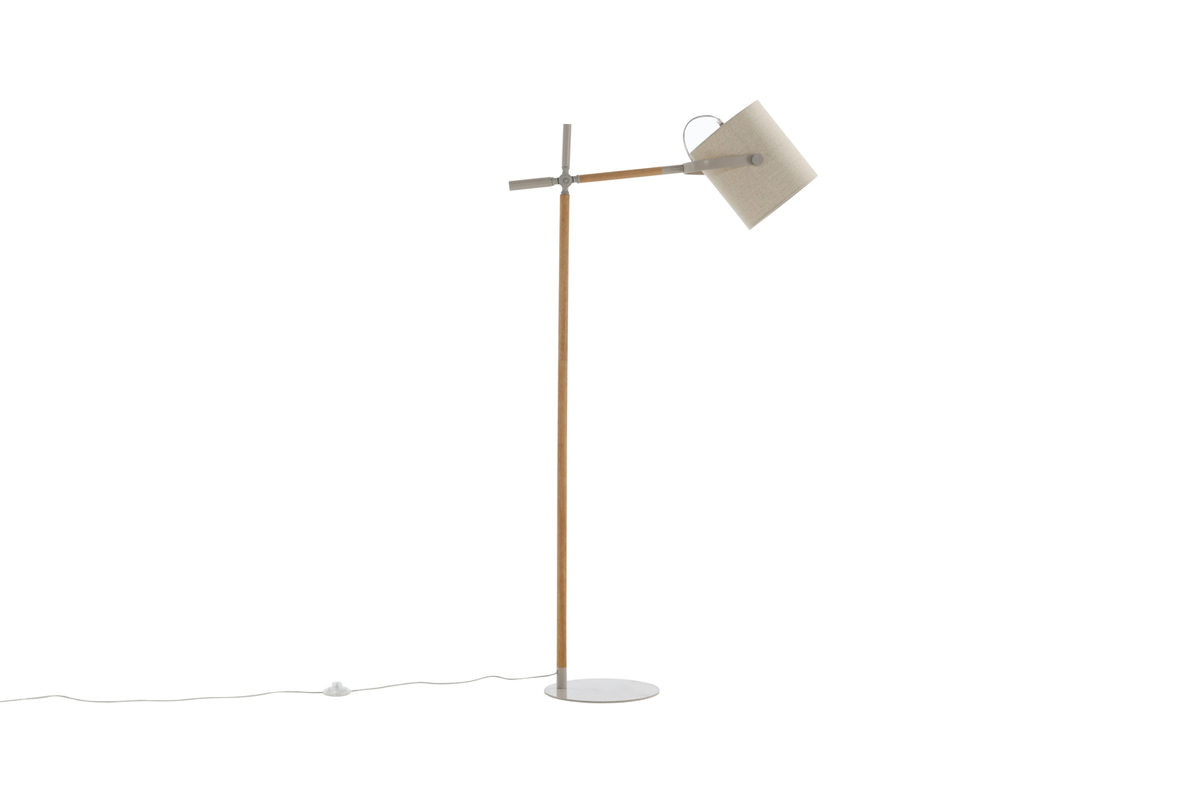 Dennis Beige/træ gulvlampe Fra Venture Design - Dennis er en moderne gulvlampe med justerbar skaft og en beige linnedsk&aelig;rm, der giver et bl&oslash;dt og behageligt sk&aelig;r.