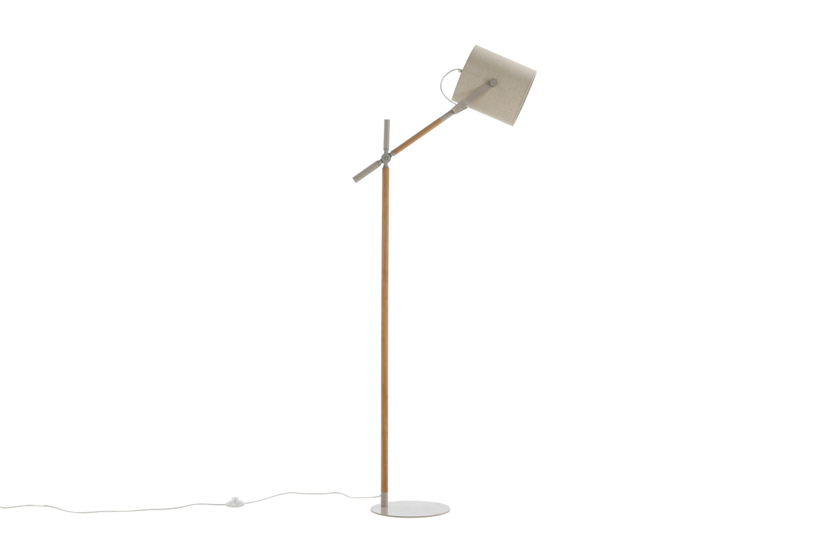 Dennis Beige/træ gulvlampe Fra Venture Design - Dennis er en moderne gulvlampe med justerbar skaft og en beige linnedsk&aelig;rm, der giver et bl&oslash;dt og behageligt sk&aelig;r.