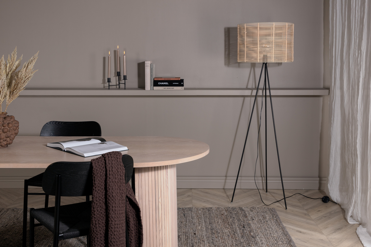 Fence Sort gulvlampe Fra Venture Design - FENCE er en moderne gulvlampe i rattan, der giver et smukt skær i rummet.