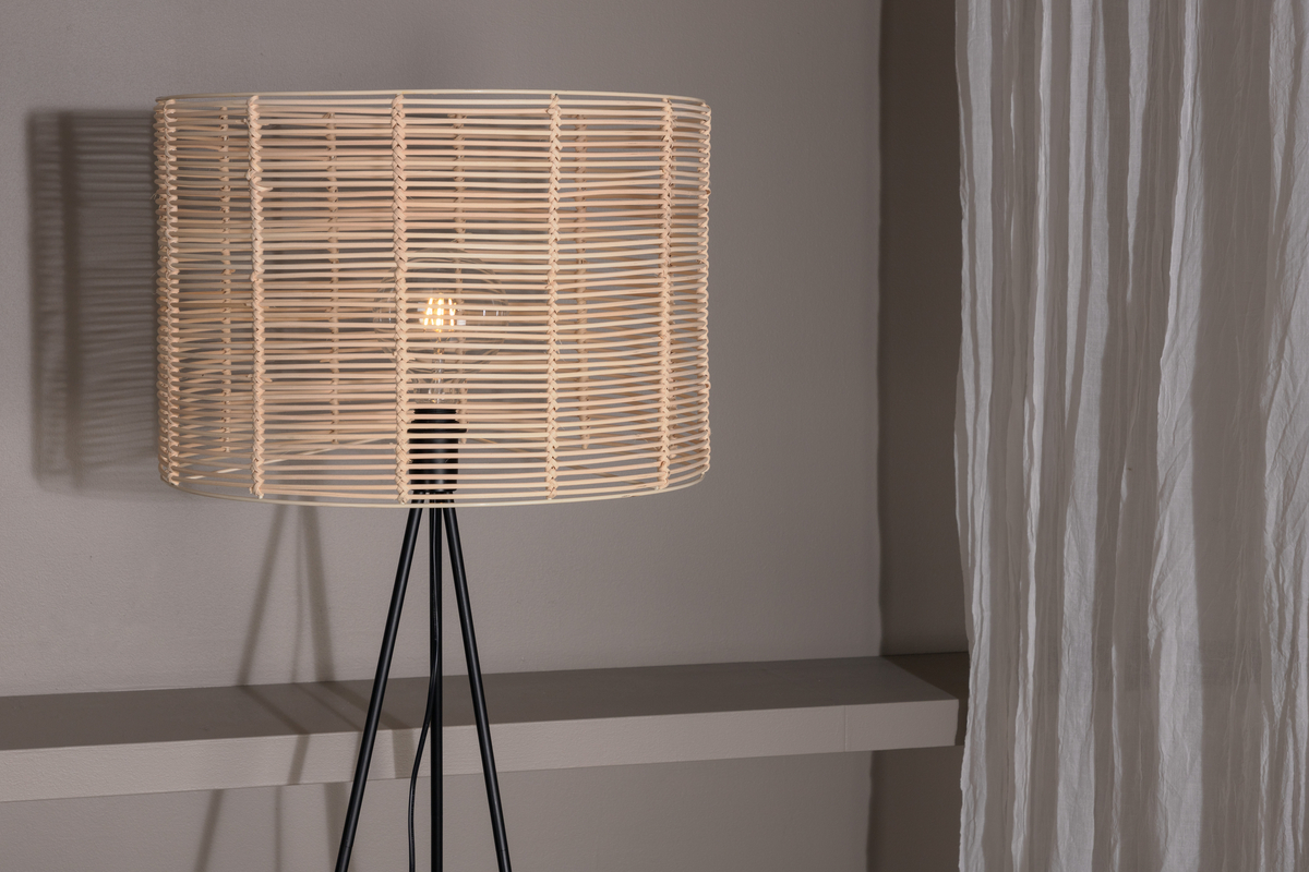 Fence Sort gulvlampe Fra Venture Design - FENCE er en moderne gulvlampe i rattan, der giver et smukt skær i rummet.