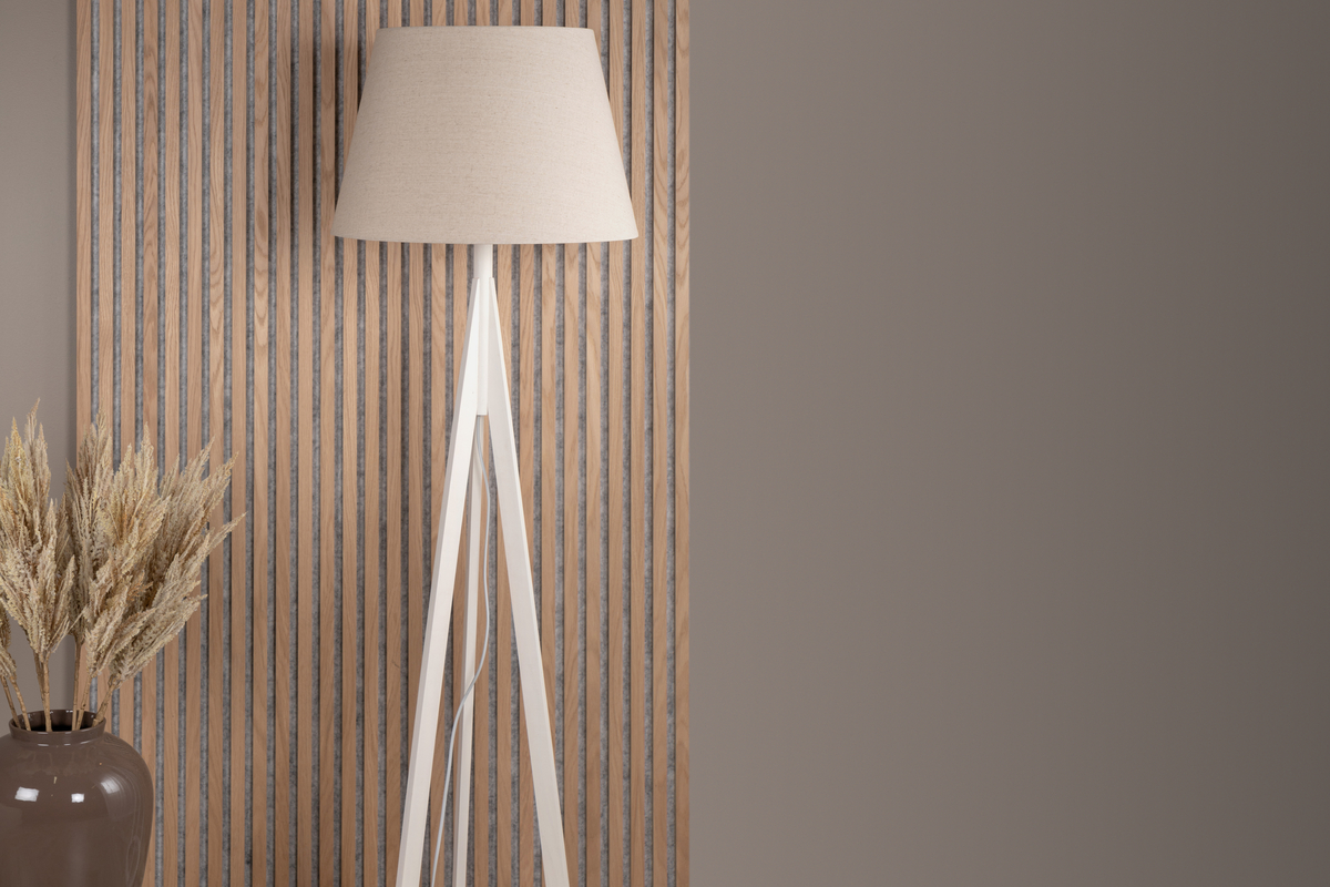 Kona Hvid gulvlampe Fra Venture Design - Kona er en stilfuld gulvlampe i tr&aelig; med hvide ben og en beige h&oslash;rsk&aelig;rm.