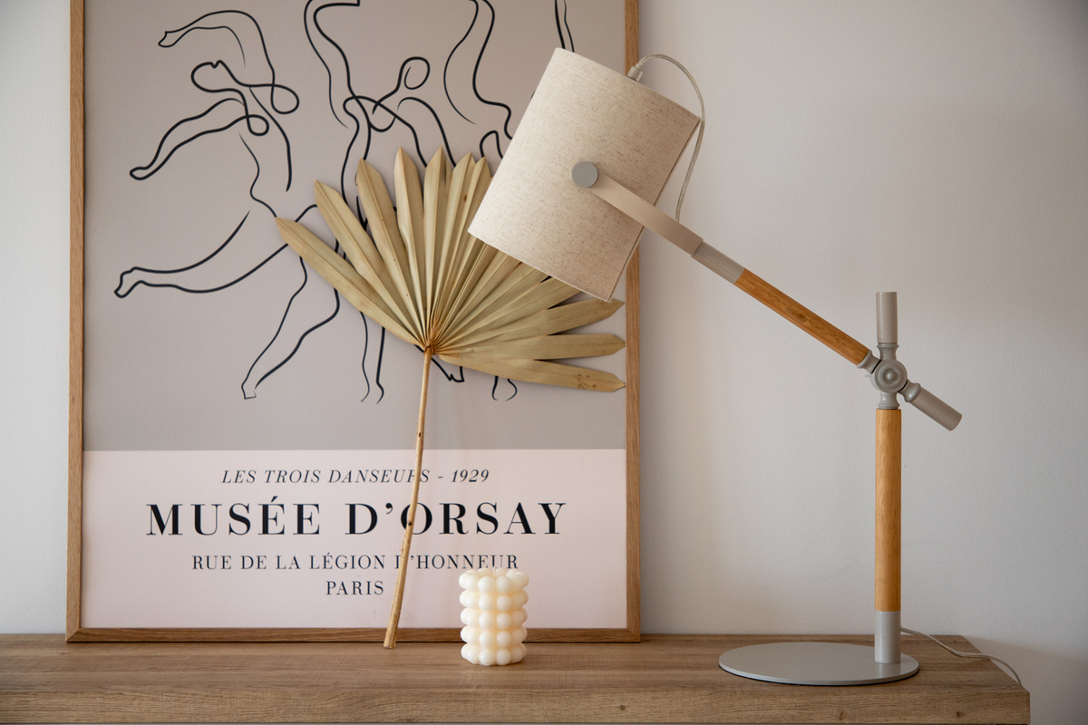 Dennis 66cm Beige/træ skrivebordslampe Fra Venture Design - Lampesk&aelig;rmen i h&oslash;r giver rummet et behageligt lys, og kombinationen af beige og tr&aelig;detaljer g&oslash;r lampen b&aring;de stilfuld og tidl&oslash;s.