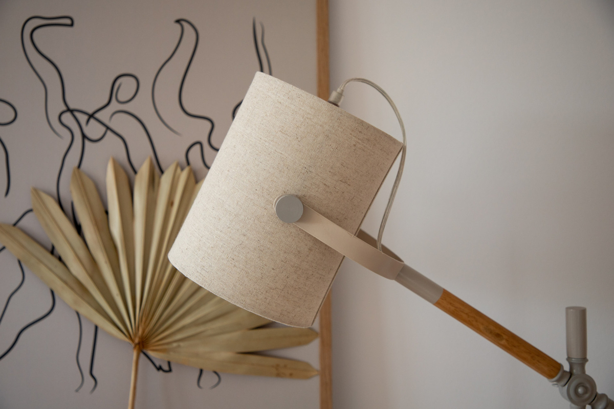 Dennis 66cm Beige/træ skrivebordslampe Fra Venture Design - Lampesk&aelig;rmen i h&oslash;r giver rummet et behageligt lys, og kombinationen af beige og tr&aelig;detaljer g&oslash;r lampen b&aring;de stilfuld og tidl&oslash;s.