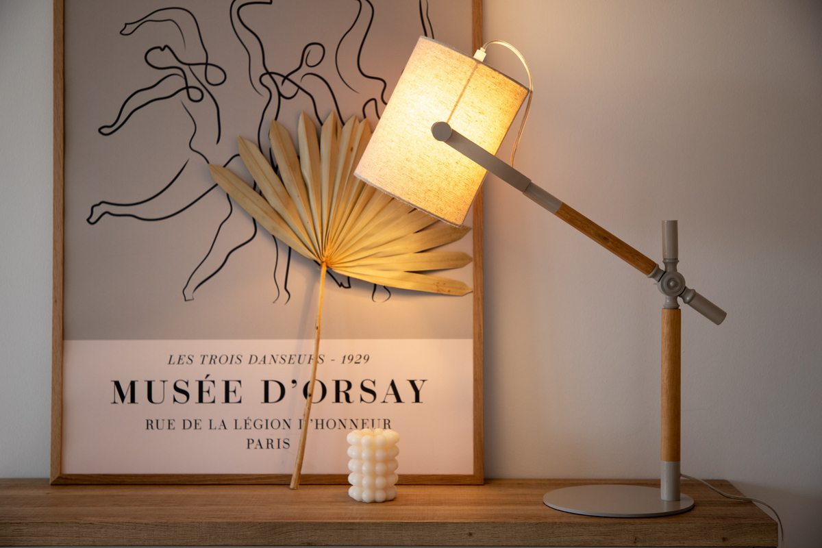 Dennis 66cm Beige/træ skrivebordslampe Fra Venture Design - Lampesk&aelig;rmen i h&oslash;r giver rummet et behageligt lys, og kombinationen af beige og tr&aelig;detaljer g&oslash;r lampen b&aring;de stilfuld og tidl&oslash;s.