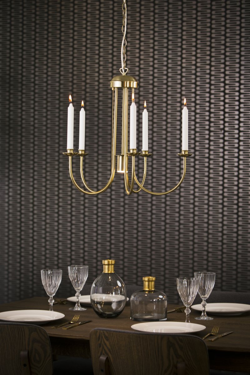 Jubilee Ø55 Mat messing loftslampe Fra Aneta Lighting - Med sine fem messing lysestager og stilfulde detaljer er den perfekt til at skabe en sofistikeret atmosfære i spisestuen eller stuen.