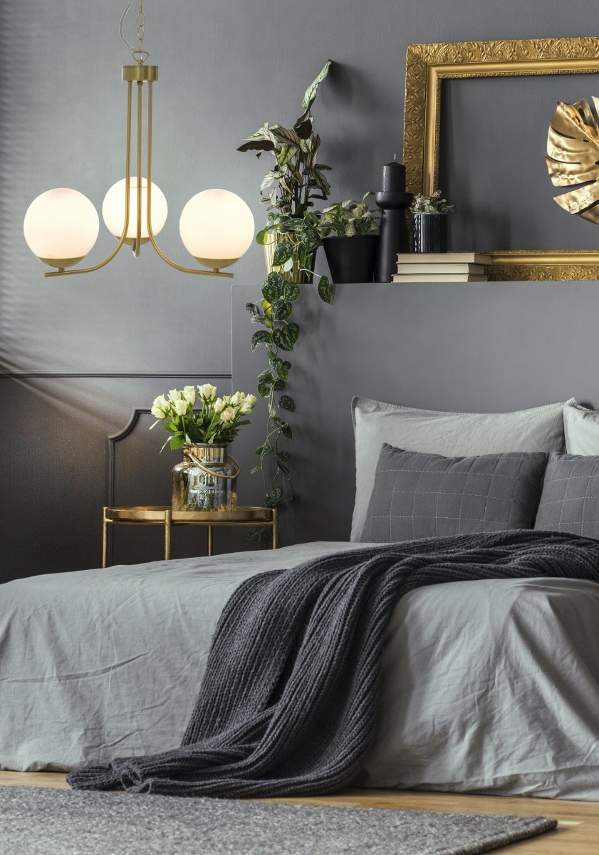 Orfeus Ø44 Mat messing loftslampe Fra Aneta Lighting - ORFEUS en loftslampe i mat messing med tre glaskupler i opal hvid.