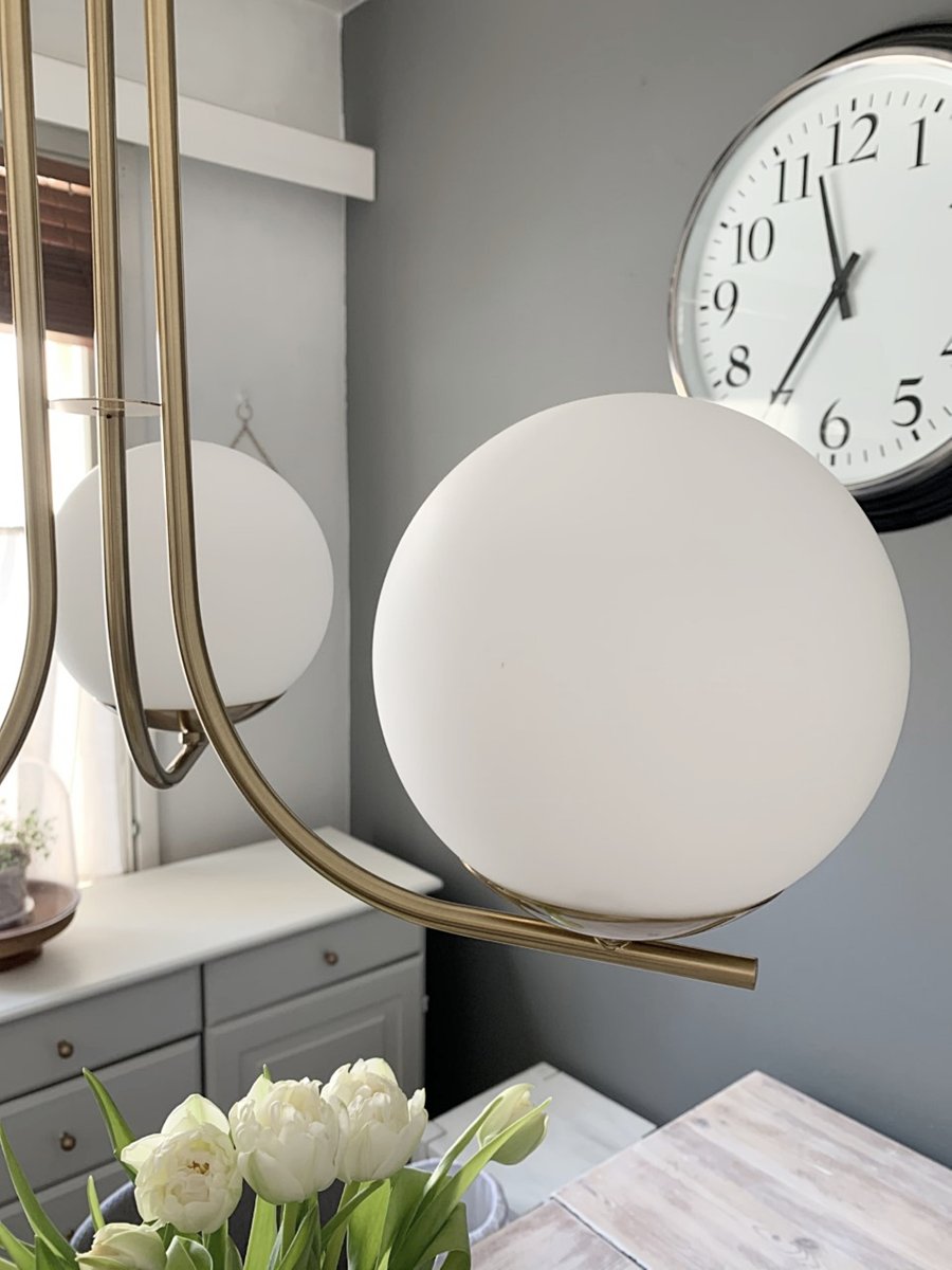 Orfeus Ø44 Mat messing loftslampe Fra Aneta Lighting - ORFEUS en loftslampe i mat messing med tre glaskupler i opal hvid.