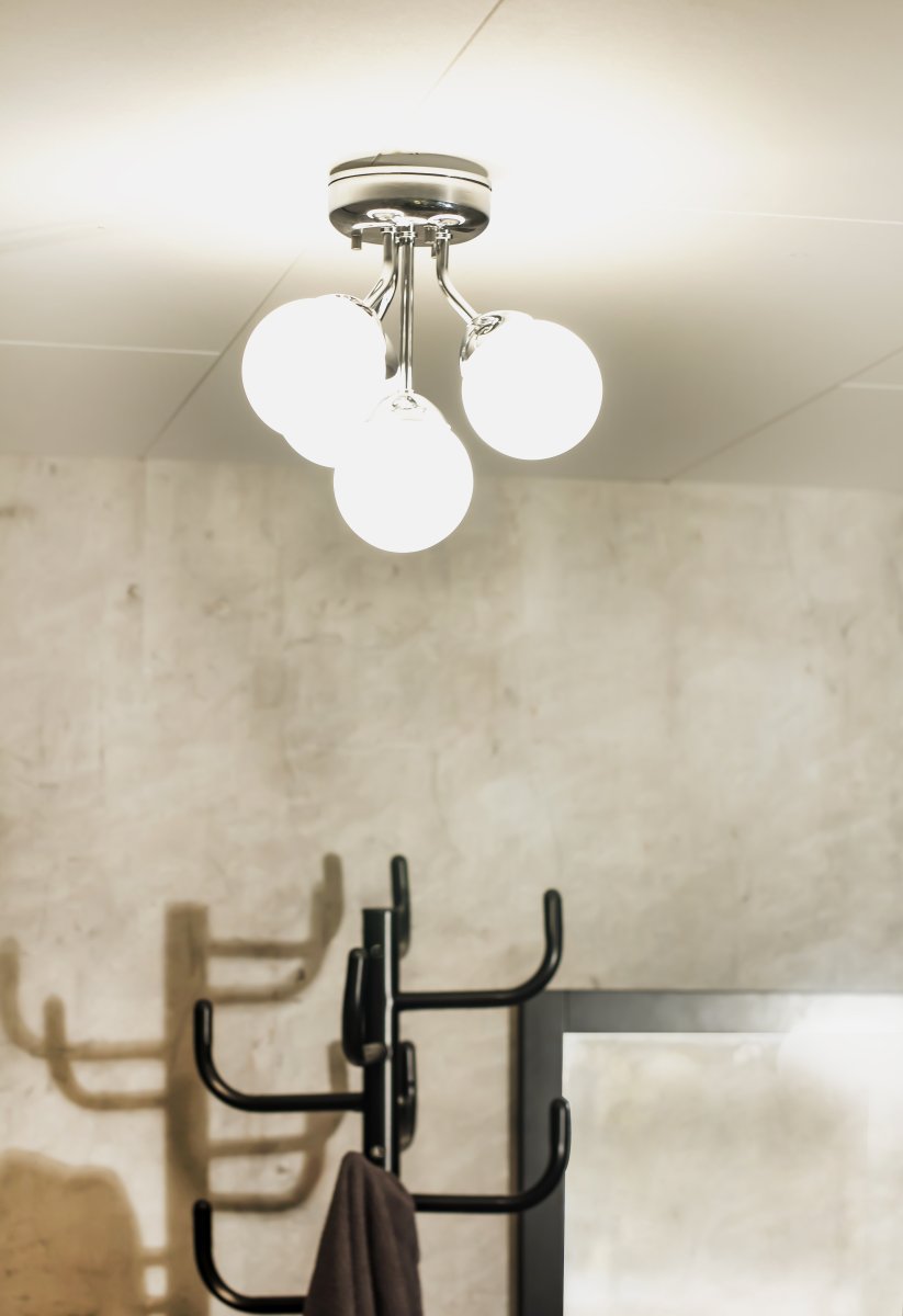 Nicosia Ø26 Chrom badeværelseslampe Fra Aneta Lighting - Nicosia loftslampe krom med opalhvide kugler.