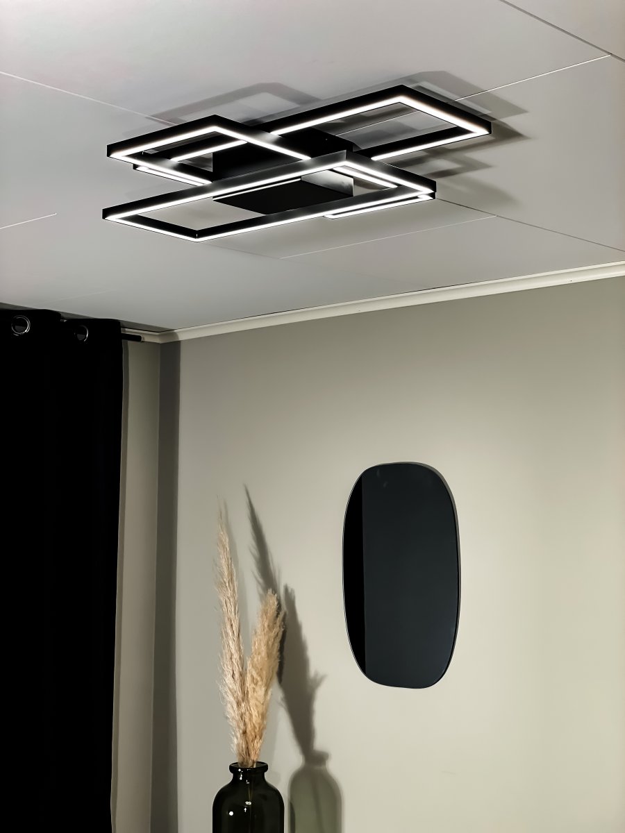 New York 65cm Sort plafond Fra Aneta Lighting - New York loftslampe i sortlakeret metal med 3 &ouml;overlappende rektangler, der giver et dekorativt geometrisk look.