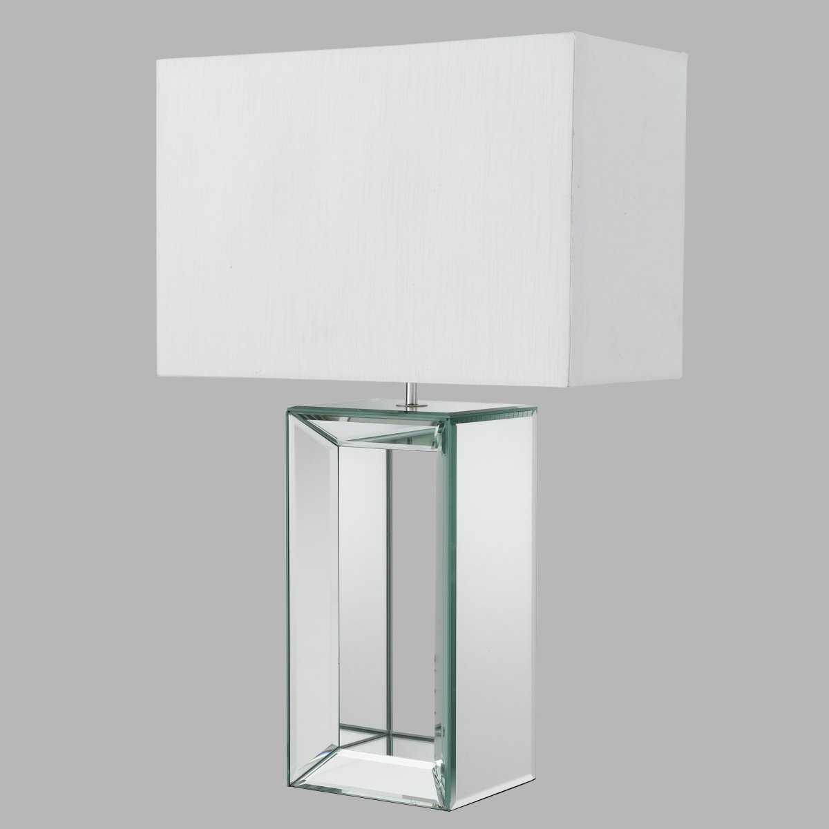 Mirror 58cm Hvid bordlampe Fra Searchlight - Denne høje bordlampe har en slående solid spejlfod og er kombineret med en rektangulær hvid skærm i falsk silke.