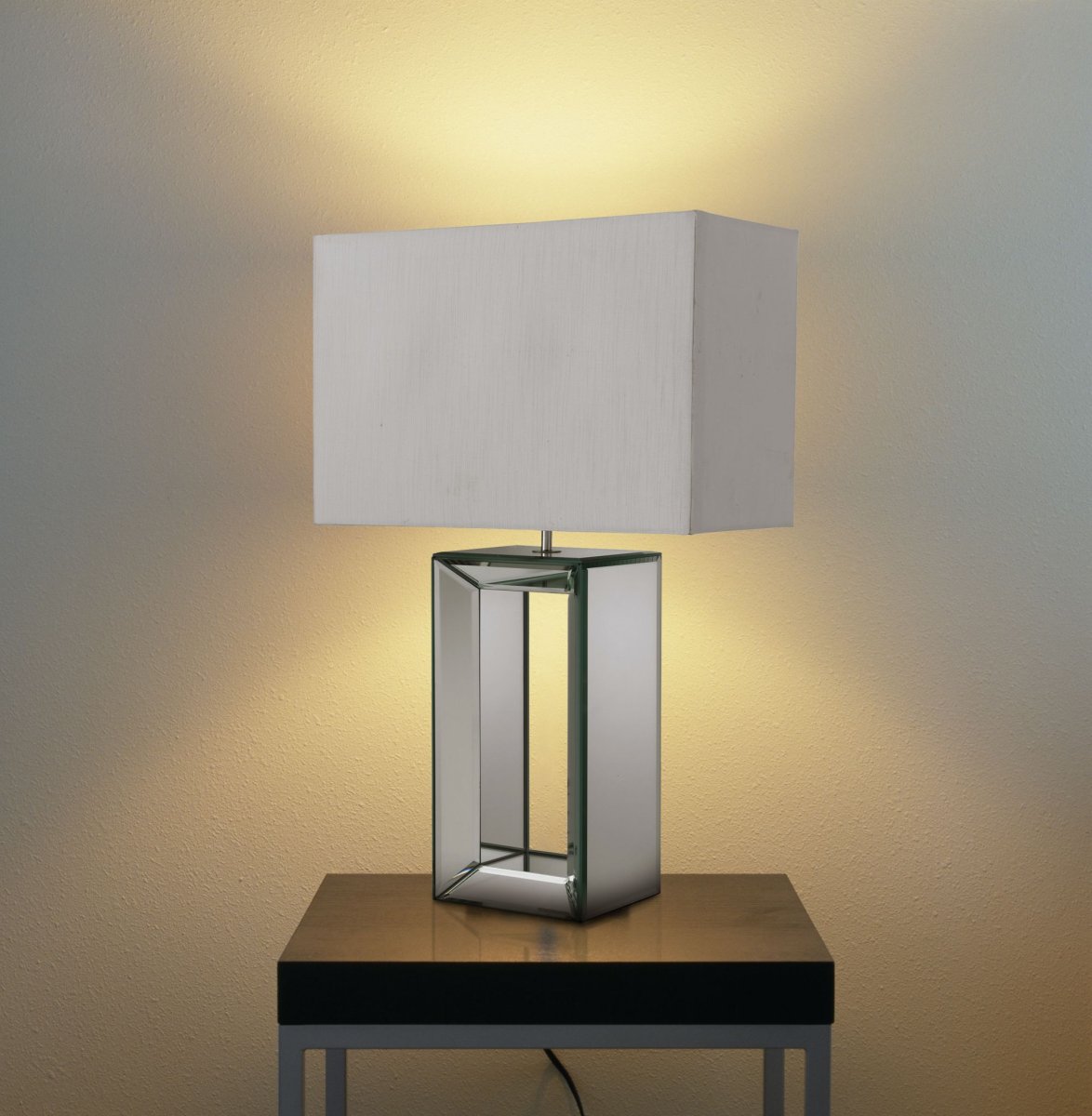 Mirror 58cm Hvid bordlampe Fra Searchlight - Denne høje bordlampe har en slående solid spejlfod og er kombineret med en rektangulær hvid skærm i falsk silke.