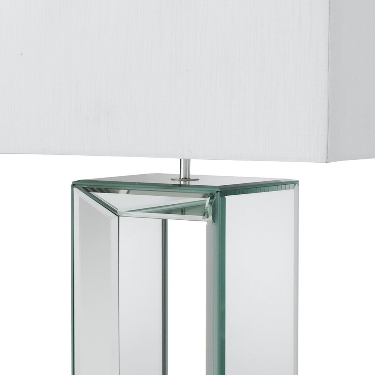 Mirror 58cm Hvid bordlampe Fra Searchlight - Denne høje bordlampe har en slående solid spejlfod og er kombineret med en rektangulær hvid skærm i falsk silke.
