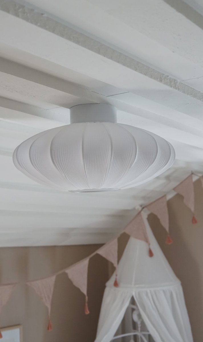 Mamsell Ø45 Hvid plafond Fra Aneta Lighting - Mamsell plafond er beklædt med fint plisseret strækstof, der giver et behageligt, let dæmpet lys.