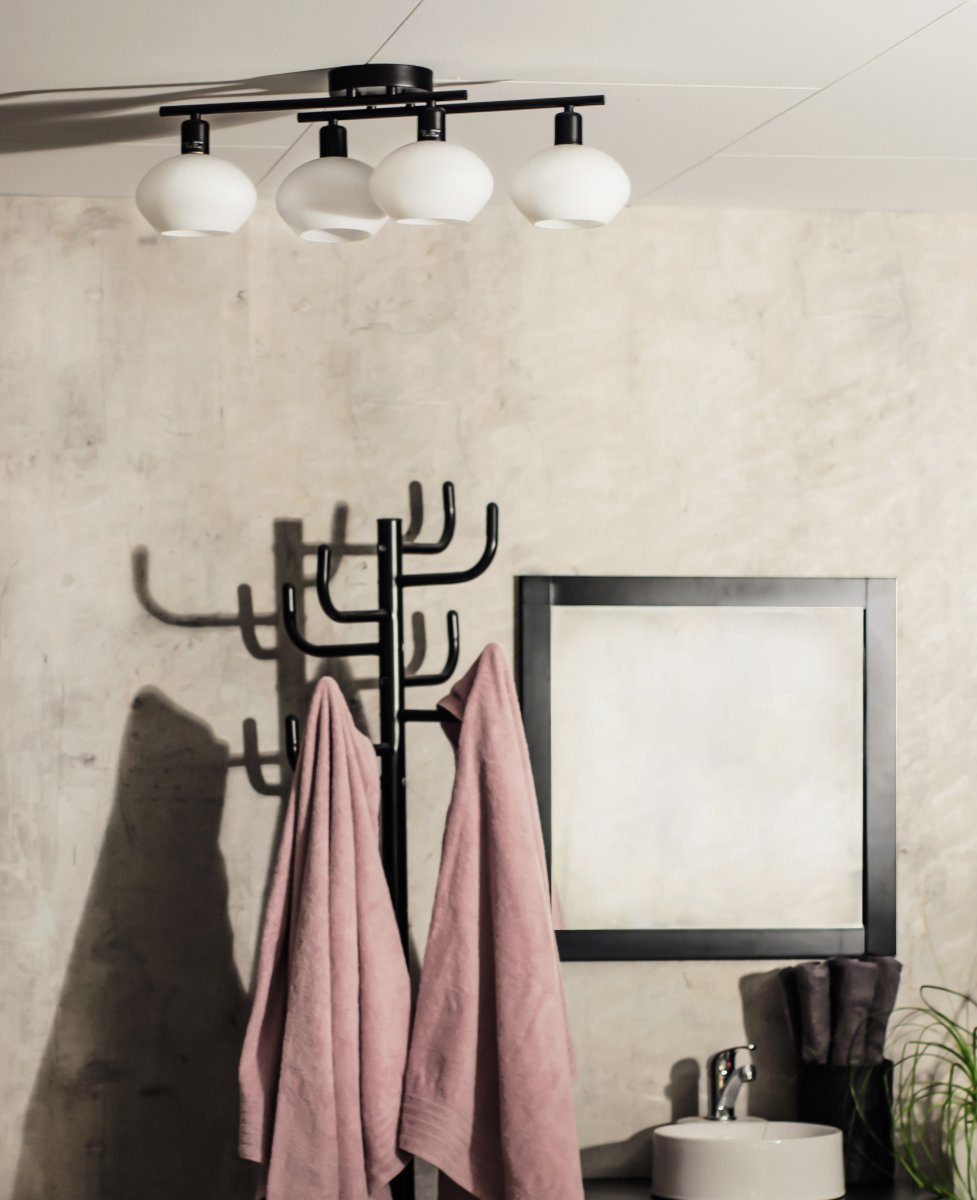 Elba 60cm Sort badeværelseslampe Fra Aneta Lighting - Denne plafond er lavet af sortlakeret metal og har et elegant design med fire opalhvide glaskupler, der skaber et blødt og behageligt lys.