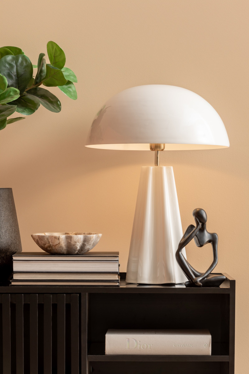 Amplio 55cm Hvid bordlampe Fra Leitmotiv - Den er lavet af metal med en blank hvid finish og elegante messingdetaljer, der giver et sofistikeret udtryk.