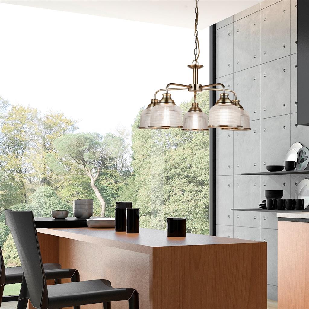 Bistro Ø58 Antik messing loftslampe Fra Searchlight - Med sine fem ribbede glasskærme i klassisk holofane-stil og antik messingfarvede detaljer kombinerer den det bedste fra tradition og modernitet.