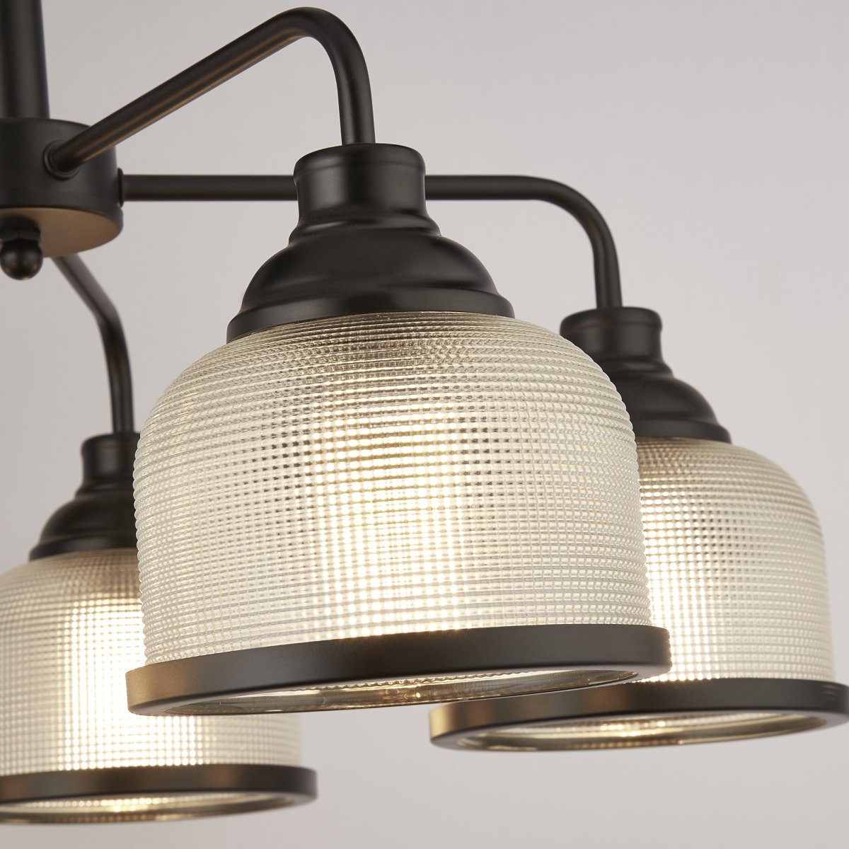 Highworth Ø58 Sort loftslampe Fra Searchlight - De fem skærme i matteret, riflet glas i holofan-stil giver en jævn og behagelig lysspredning, samtidig med at de skaber et levende lysspil.