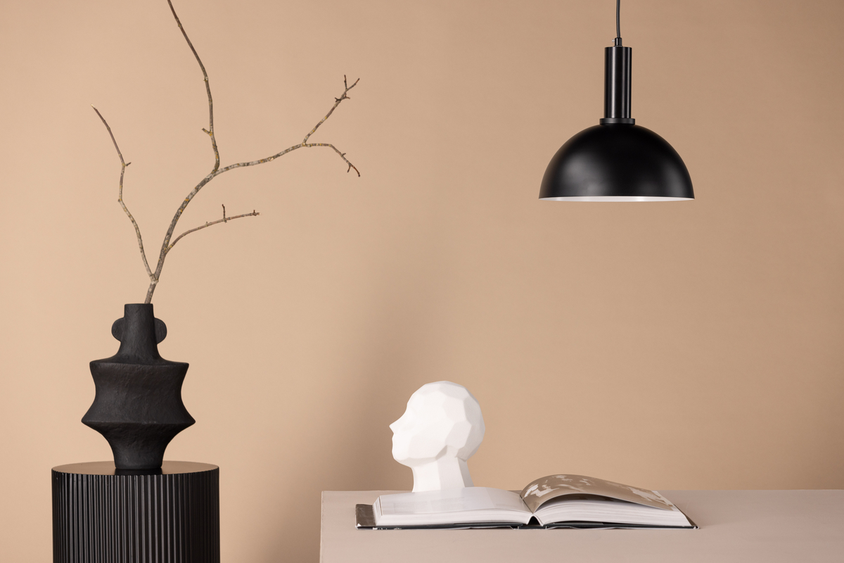 Narbonne Ø25 Sort loftslampe Fra Venture Design - Med Narbonne loftlampen f&aring;r du en tidl&oslash;s og klassisk lampe, der passer ind i de fleste rum.