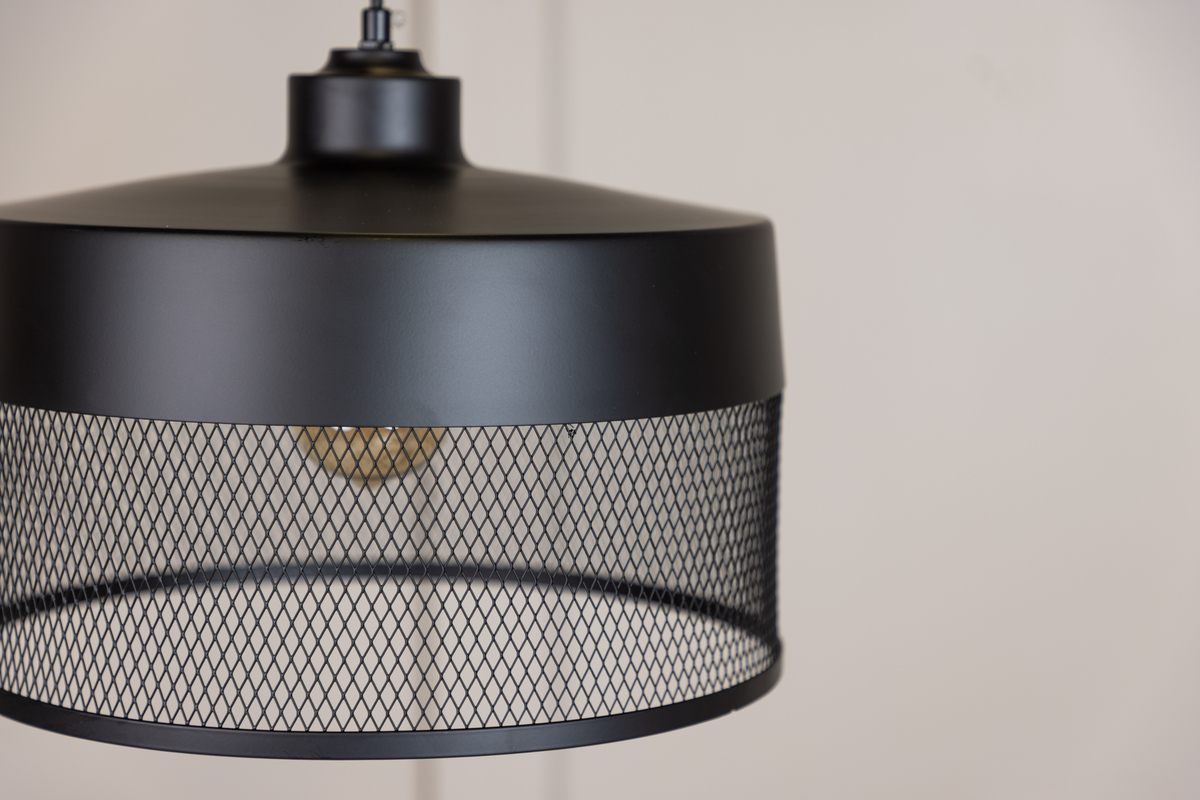 Toulon Ø33 Sort loftslampe Fra Venture Design - Placer lampen over spisebordet eller sofabordet, og f&aring; en smuk indretningsdetalje med i k&oslash;bet.