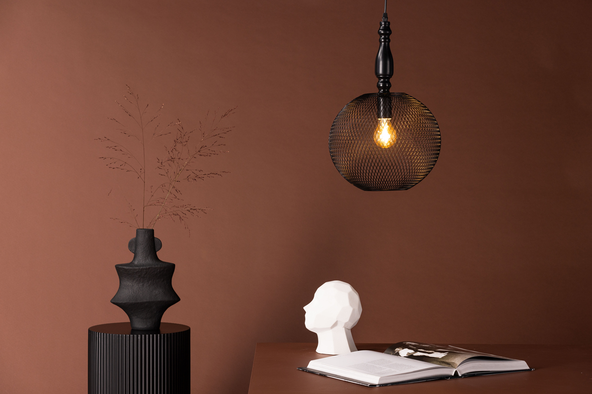 Valence Ø30 Sort loftslampe Fra Venture Design - Lampen har en dekorativ st&aring;lramme og en rund lampesk&aelig;rm i et netm&oslash;nster, der d&aelig;mper lyset en smule.