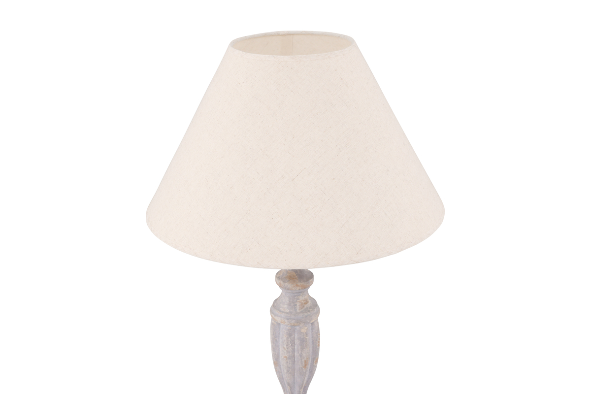 Caen 62cm Lysegrå bordlampe Fra Venture Design - Med denne h&oslash;je lampe f&aring;r du en elegant indretningsdetalje og et behageligt sk&aelig;r, og den h&oslash;je h&oslash;jde g&oslash;r lampen perfekt i vinduet eller p&aring; et skrivebord i stuen.