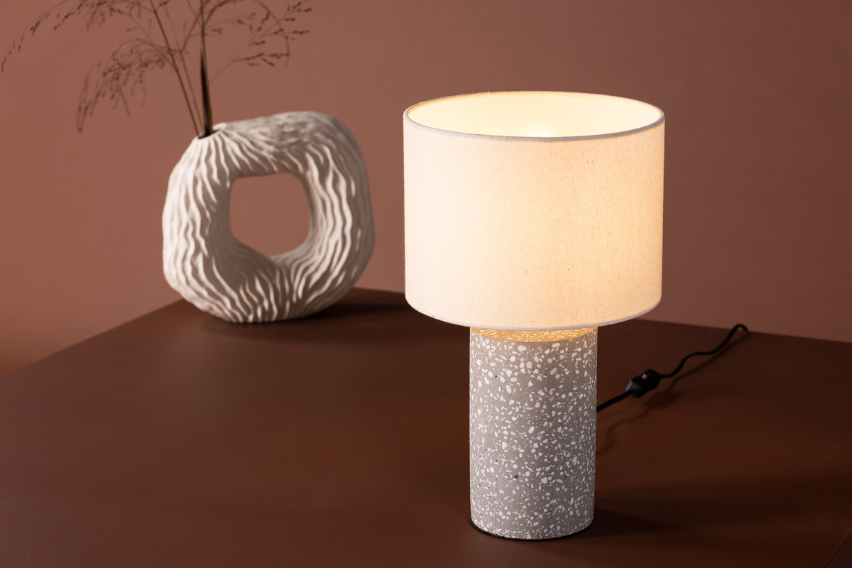 Dijon 35cm Grå bordlampe Fra Venture Design - Lampen har en fod i en smuk gr&aring; terrazzo med hvide detaljer og en lampesk&aelig;rm i fint beige h&oslash;r.