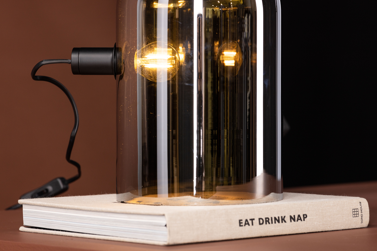 Quentin 32cm Røgfarvet bordlampe Fra Venture Design - Denne trendy lampe er nem at matche med anden indretning, og den kompakte st&oslash;rrelse g&oslash;r det muligt at placere den selv p&aring; de mest trange steder, helst p&aring; en hylde.