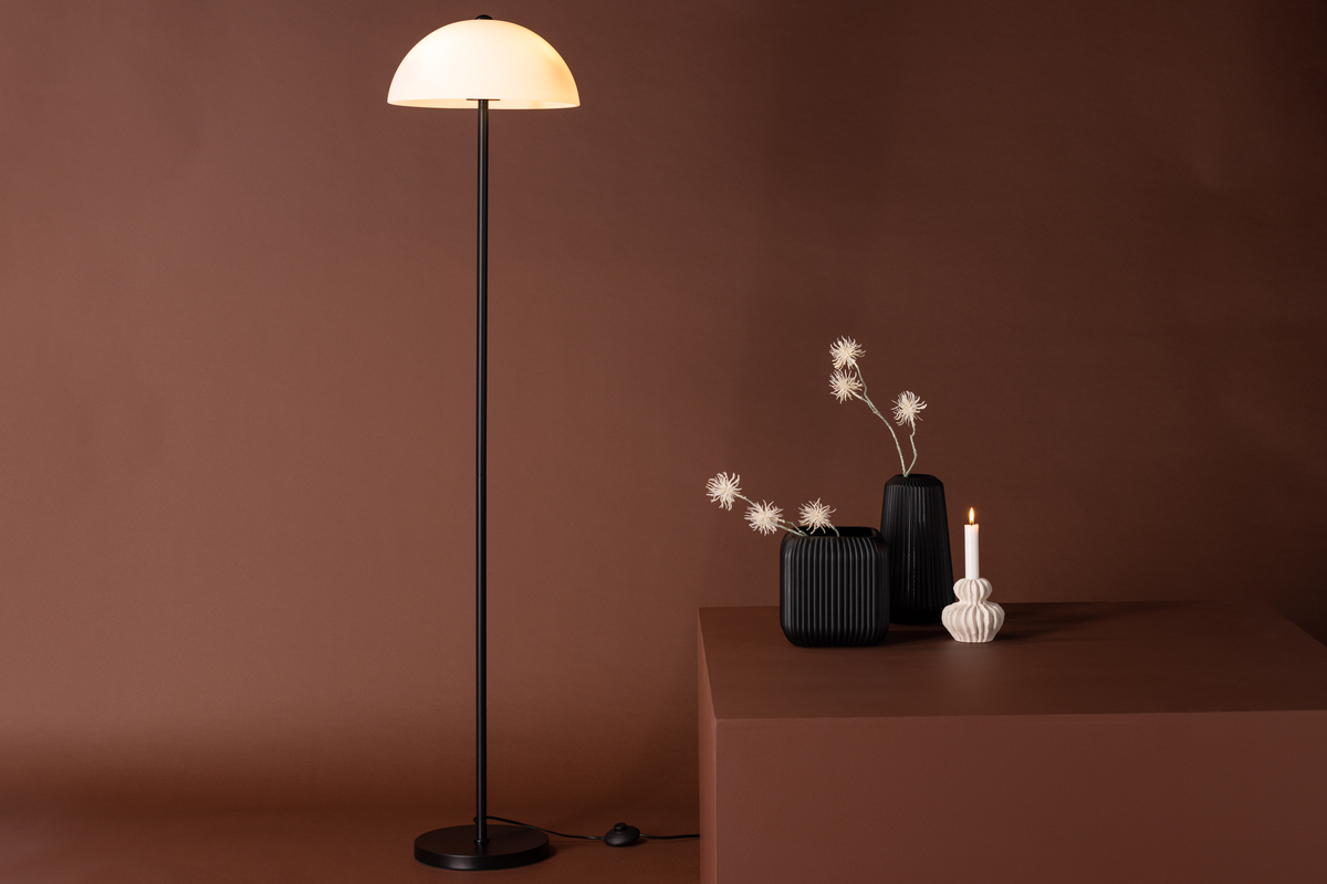 Ferrand Sort gulvlampe Fra Venture Design - Lampen har et nordisk design med en stilfuld lampefod i sort jern og en hvid lampesk&aelig;rm i glas.