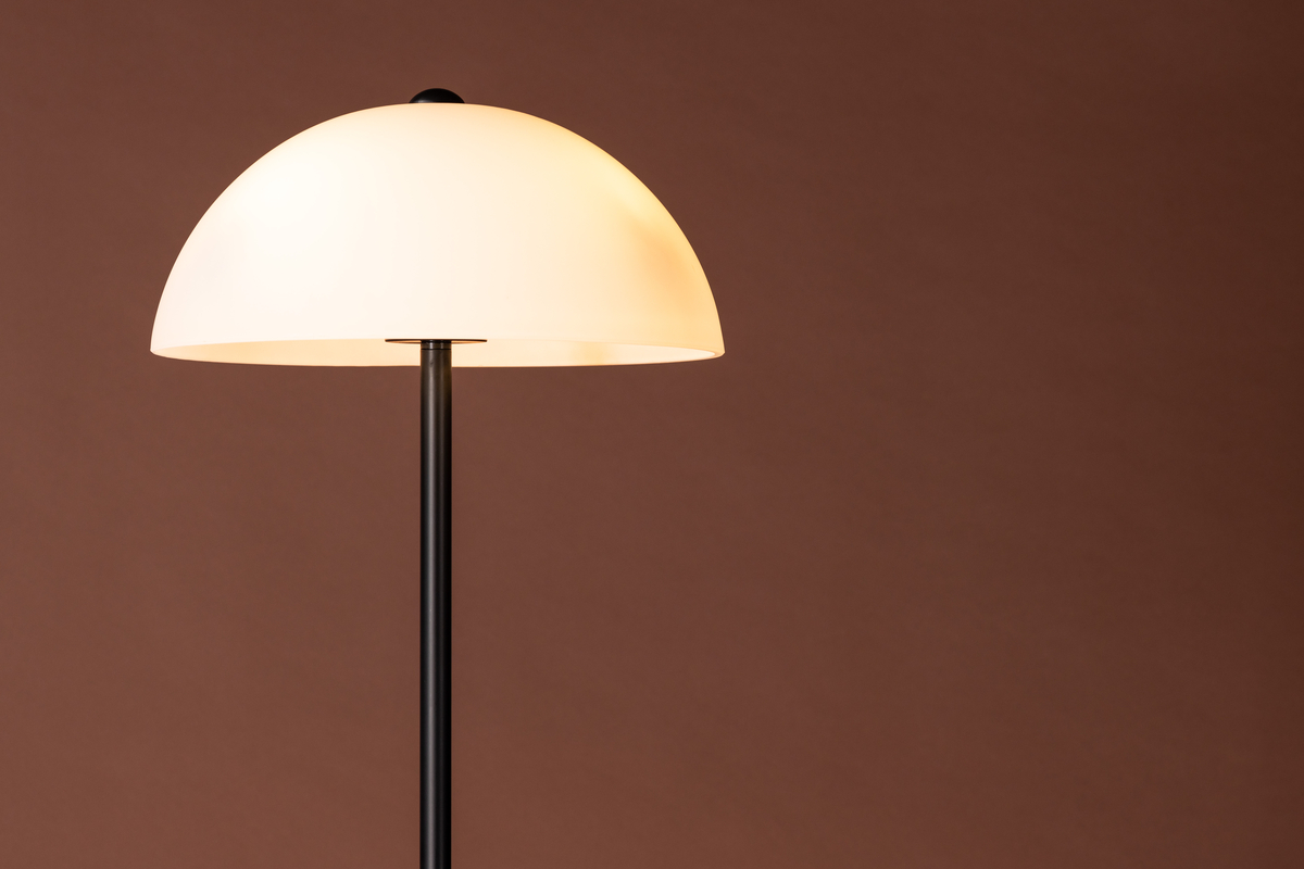 Ferrand Sort gulvlampe Fra Venture Design - Lampen har et nordisk design med en stilfuld lampefod i sort jern og en hvid lampesk&aelig;rm i glas.