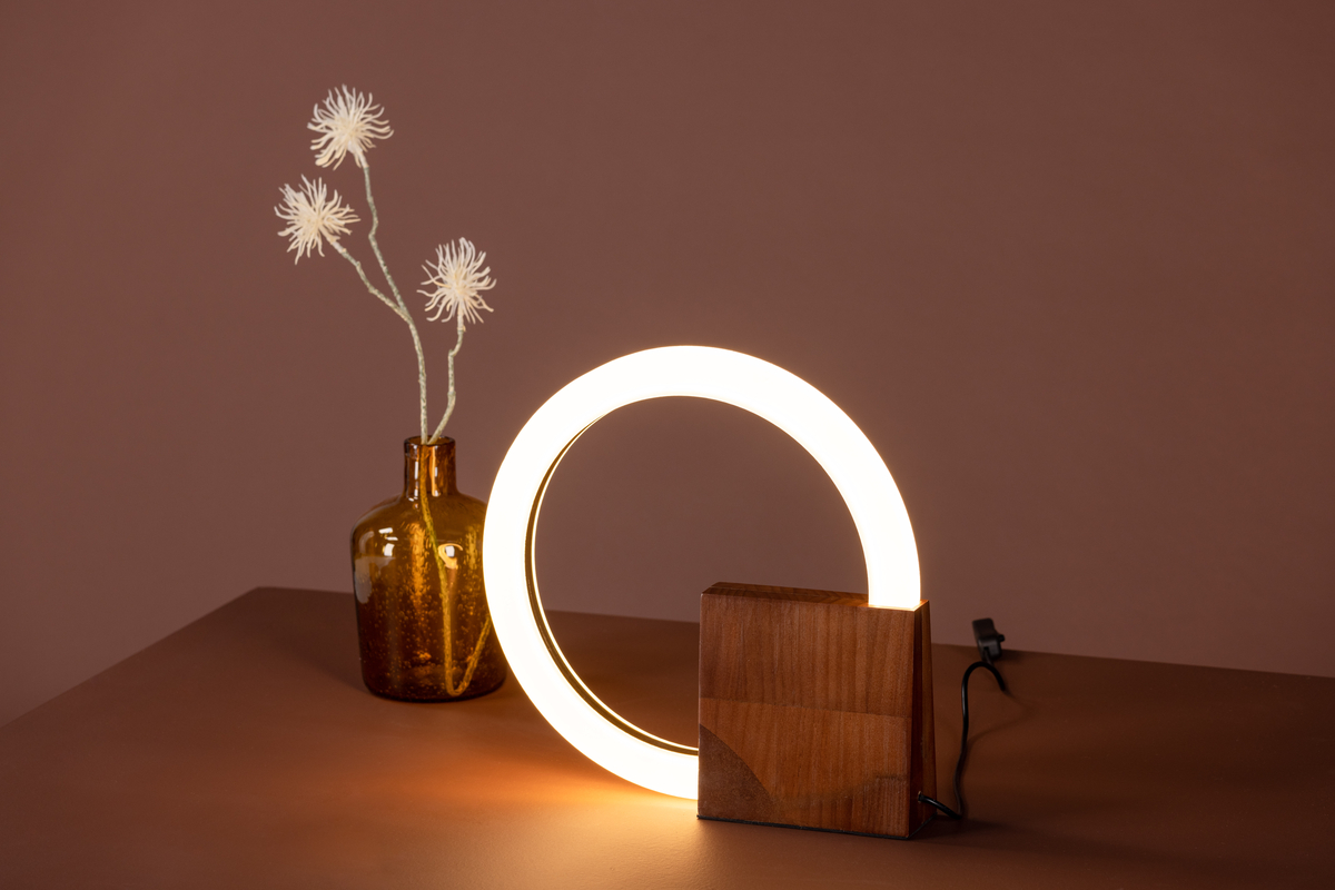 Brive 30cm Valnød bordlampe Fra Venture Design - Placer lampen et sted, der b&aring;de skal lyse op og dekoreres, og den vil med garanti &oslash;ge hyggefaktoren i dit hjem!