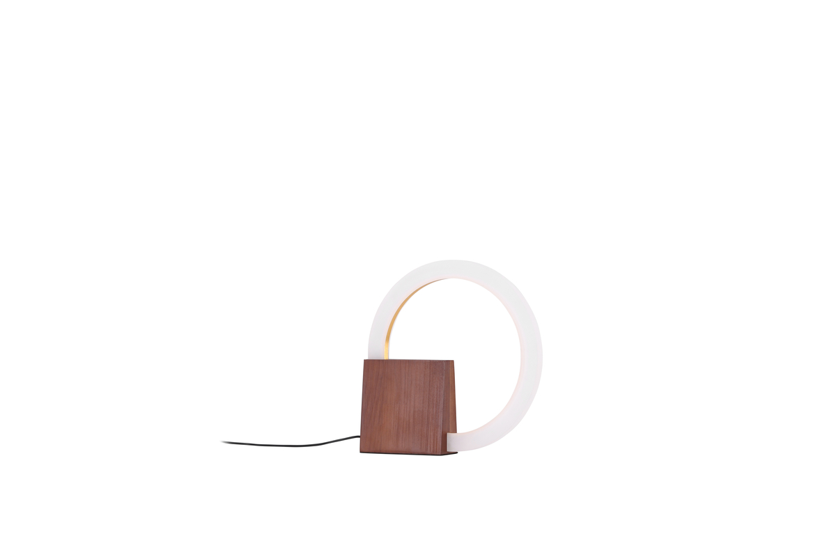Brive 30cm Valnød bordlampe Fra Venture Design - Placer lampen et sted, der b&aring;de skal lyse op og dekoreres, og den vil med garanti &oslash;ge hyggefaktoren i dit hjem!