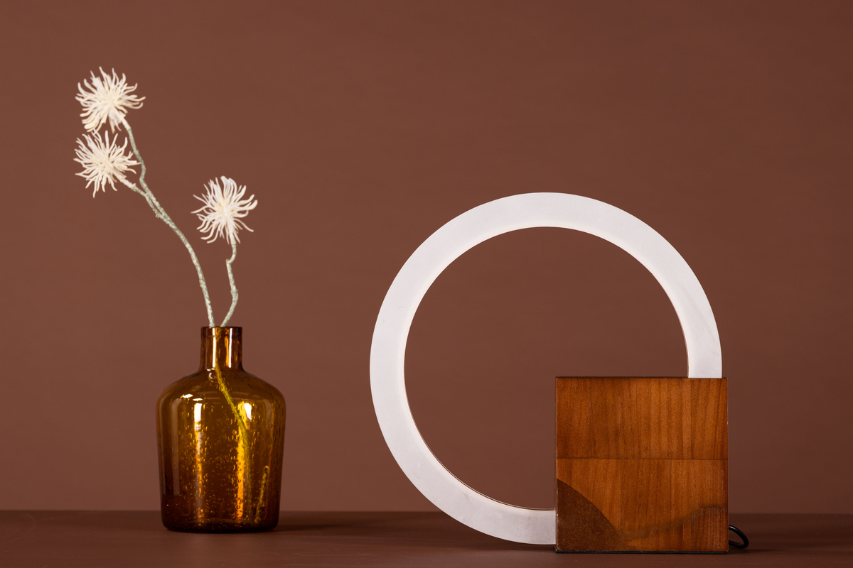 Brive 30cm Valnød bordlampe Fra Venture Design - Placer lampen et sted, der b&aring;de skal lyse op og dekoreres, og den vil med garanti &oslash;ge hyggefaktoren i dit hjem!