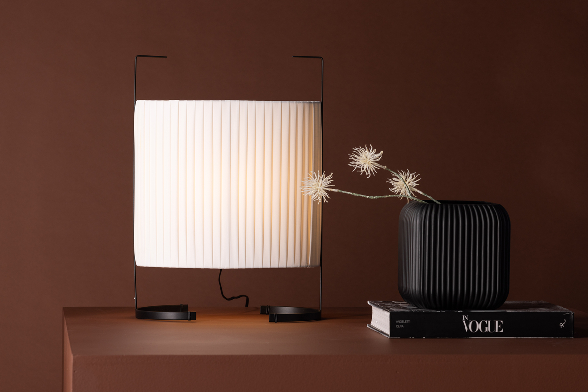 Rennes 48cm Off-white bordlampe Fra Venture Design - Placer den i et m&oslash;rkt hj&oslash;rne i entreen eller stuen og l&oslash;ft hyggefaktoren til det n&aelig;ste niveau!
