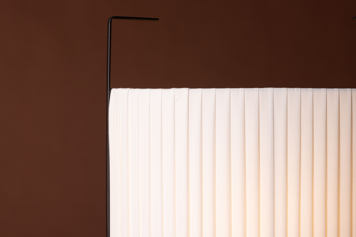 Rennes 48cm Off-white bordlampe Fra Venture Design - Placer den i et m&oslash;rkt hj&oslash;rne i entreen eller stuen og l&oslash;ft hyggefaktoren til det n&aelig;ste niveau!