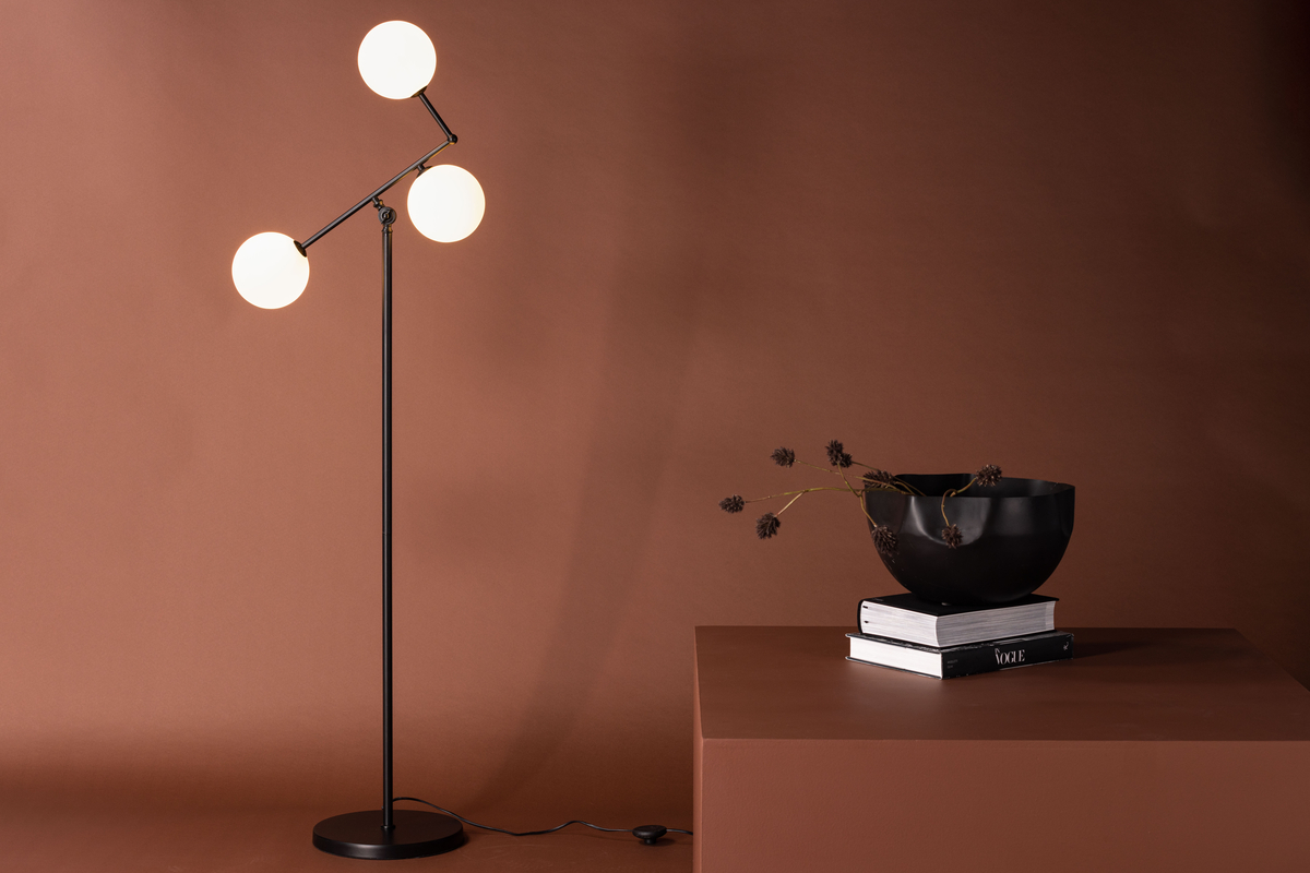 Marsan Sort gulvlampe Fra Venture Design - Lampen passer ind i de fleste hjem og indretningsstile og vil holde i lang tid.