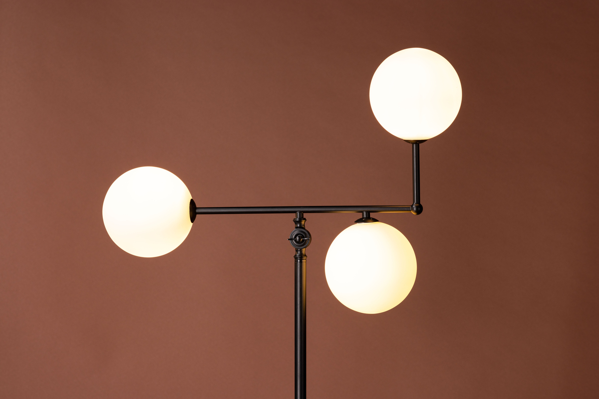 Marsan Sort gulvlampe Fra Venture Design - Lampen passer ind i de fleste hjem og indretningsstile og vil holde i lang tid.
