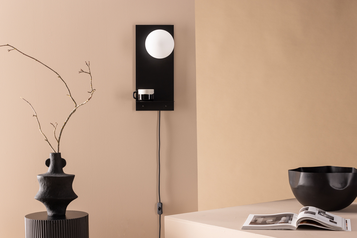Troyes 45cm Sort væglampe Fra Venture Design - Lampen har en sort jernramme med en lille hylde, hvor ekstra dekoration kan placeres.