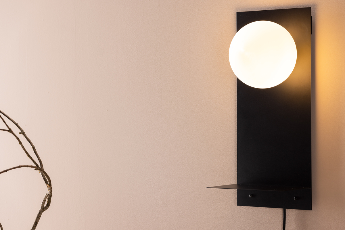 Troyes 45cm Sort væglampe Fra Venture Design - Lampen har en sort jernramme med en lille hylde, hvor ekstra dekoration kan placeres.
