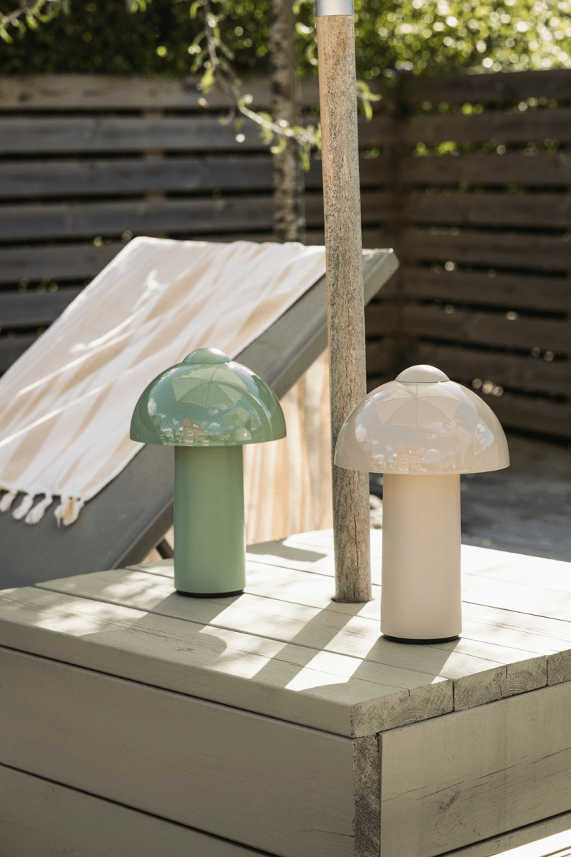 Buddy 25cm Sand bærbar Fra Globen Lighting - Den er IP44-klassificeret og er derfor ideel til b&aring;de indend&oslash;rs og udend&oslash;rs brug, men b&oslash;r opbevares indend&oslash;rs, n&aring;r den ikke er i brug.