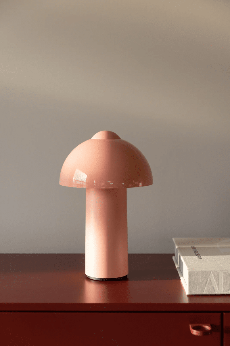 Buddy 25cm Lyserød bærbar Fra Globen Lighting - Den er IP44-klassificeret og er derfor ideel til b&aring;de indend&oslash;rs og udend&oslash;rs brug, men b&oslash;r opbevares indend&oslash;rs, n&aring;r den ikke er i brug.