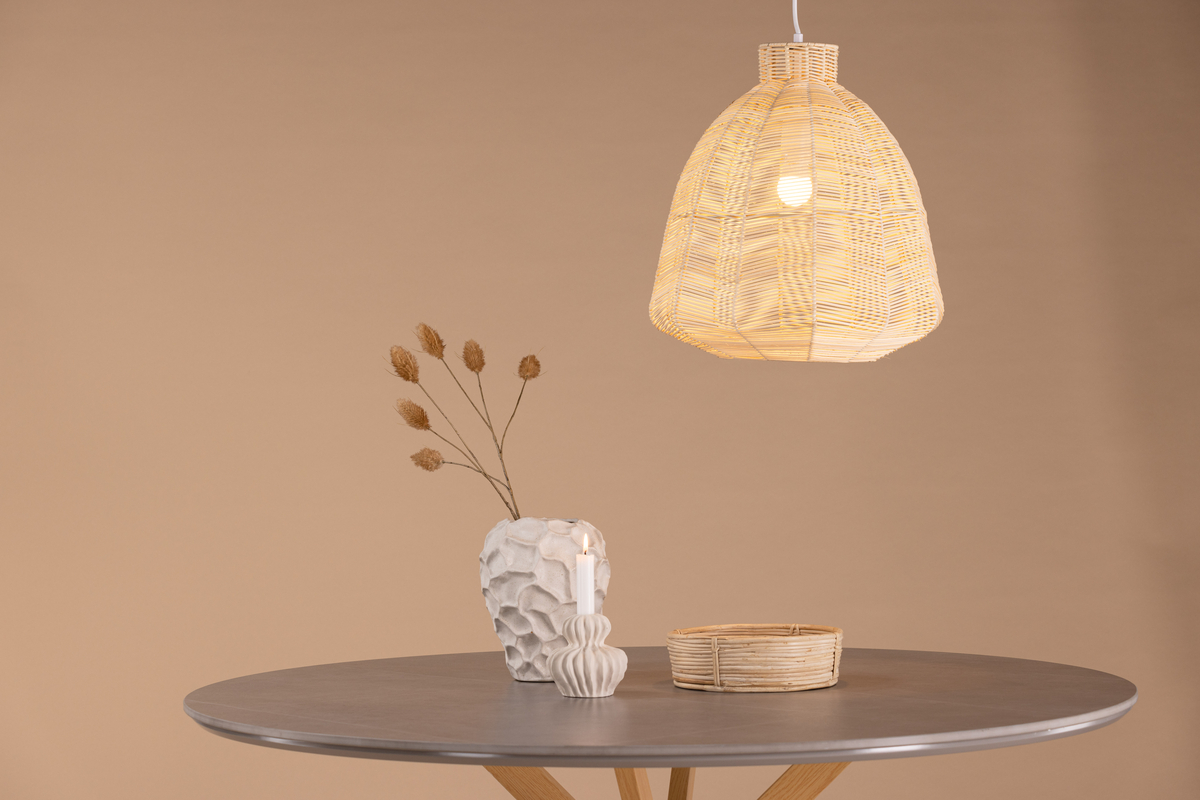 Tours Ø40 Natur loftslampe Fra Venture Design - Lampen har en smuk gl&oslash;d, der giver en varm og hyggelig f&oslash;lelse, hvilket g&oslash;r den perfekt at placere over spisebordet, til lange, stemningsfulde middage eller i sovev&aelig;relset for en afslappende f&oslash;lelse.