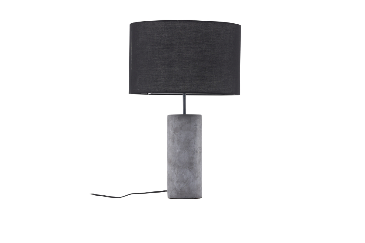 Nancy 63cm Grå bordlampe Fra Venture Design - Lampen har et moderne design med en base i gr&aring; beton og en lampesk&aelig;rm i sort linnedstof.