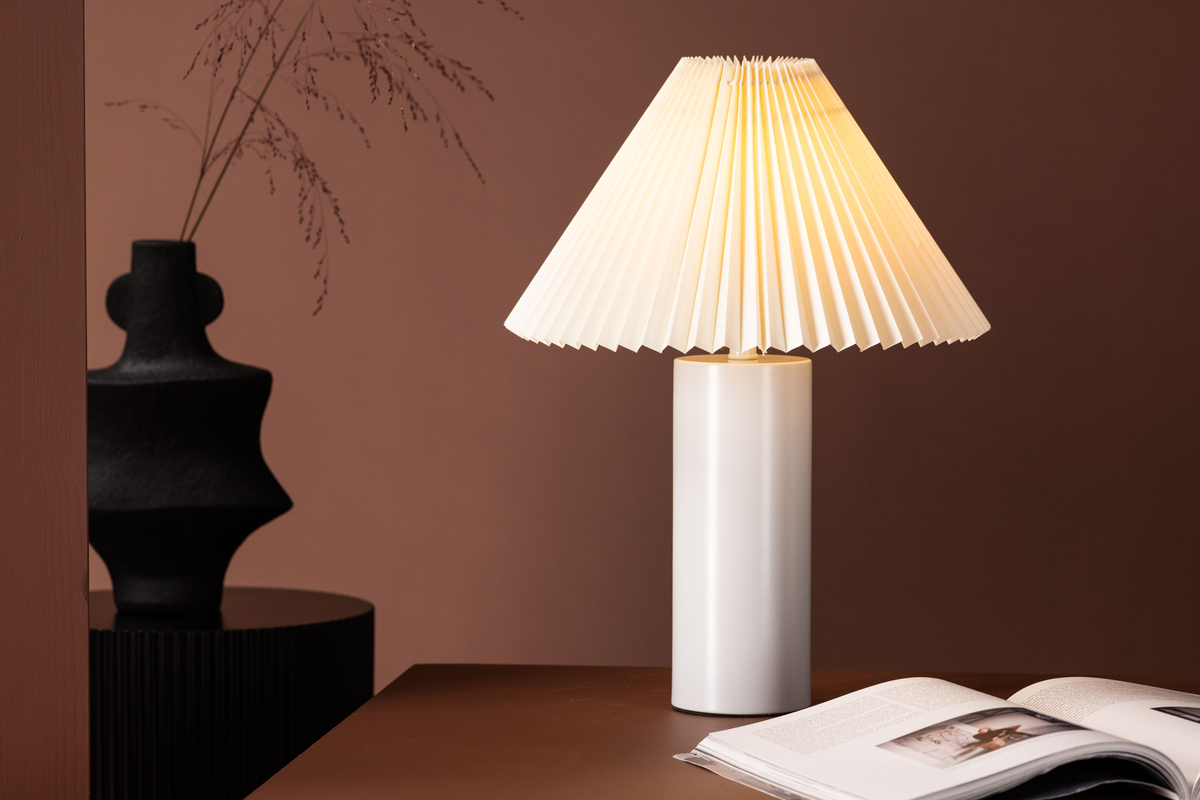 Largin 45cm Lysegrå bordlampe Fra Venture Design - Med Largin f&aring;r du et hyggeligt og behageligt lys og en trendy indretningsdetalje, der holder i l&aelig;ngden!